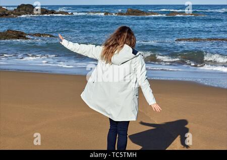 Junge Frau, Strand, Mutriku, Gipuzkoa, Baskenland, Spanien