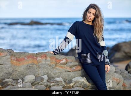 Junge Frau, Strand, Mutriku, Gipuzkoa, Baskenland, Spanien