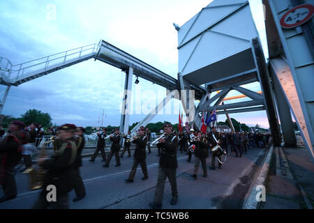 Eine feierliche Prozession durchquert die Pegasus Bridge in der Normandie, Frankreich während der Gedenkfeiern zum 75. Jahrestag der D-Day Landungen. Stockfoto