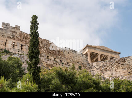 Akropolis steigt über den Stadtteil Anafiotika in Athen Griechenland Stockfoto