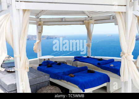 Blick auf das Meer. Balkon des Hotel, das über zwei Sun Lounges in Blau Stockfoto