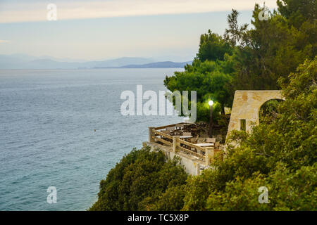 Stein Terrasse des Restaurant auf der Klippe mit Blick auf den Ozean Stockfoto