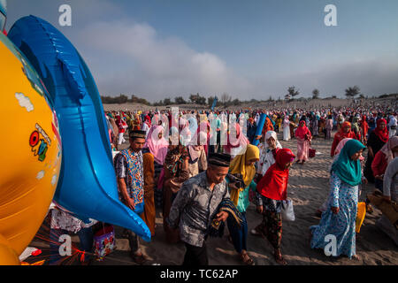 Yogyakarta, Indonesien. 05 Juni, 2019. Indonesischer Muslime durchführen, ebenso wie das Eid al-Adha Gebet auf Gumuk Pasir (sanddüne) an Parangkusumo Strand in Bantul, Yogyakarta, Indonesien. Muslime auf der ganzen Welt feiern die Eid al-Fitr, das Festival nach der heilige Monat Ramadan. Credit: Rizqullah Hamiid Saputra/Pacific Press/Alamy leben Nachrichten Stockfoto