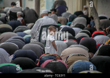 Gaza, Palästina. 05 Juni, 2019. Die Palästinenser führen Sie das Morgengebet der Eid al-Fitr, Urlaub, der zum Ende des muslimischen Fastenmonats Ramadan markiert, im nördlichen Gazastreifen. Credit: Ramez Habboub/Pacific Press/Alamy leben Nachrichten Stockfoto