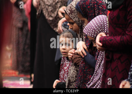 Gaza, Palästina. 05 Juni, 2019. Die Palästinenser führen Sie das Morgengebet der Eid al-Fitr, Urlaub, der zum Ende des muslimischen Fastenmonats Ramadan markiert, im nördlichen Gazastreifen. Credit: Ramez Habboub/Pacific Press/Alamy leben Nachrichten Stockfoto