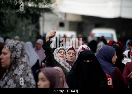 Gaza, Palästina. 05 Juni, 2019. Die Palästinenser führen Sie das Morgengebet der Eid al-Fitr, Urlaub, der zum Ende des muslimischen Fastenmonats Ramadan markiert, im nördlichen Gazastreifen. Credit: Ramez Habboub/Pacific Press/Alamy leben Nachrichten Stockfoto