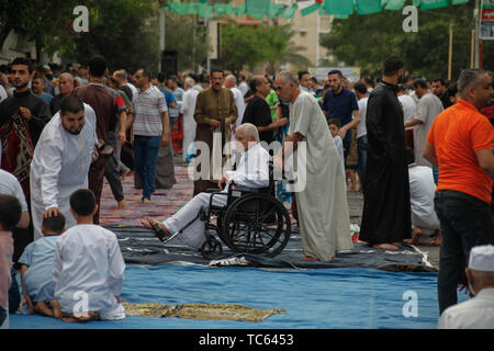 Gaza, Palästina. 05 Juni, 2019. Die Palästinenser führen Sie das Morgengebet der Eid al-Fitr, Urlaub, der zum Ende des muslimischen Fastenmonats Ramadan markiert, im nördlichen Gazastreifen. Credit: Ramez Habboub/Pacific Press/Alamy leben Nachrichten Stockfoto