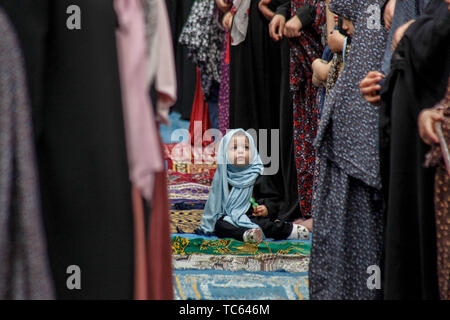 Gaza, Palästina. 05 Juni, 2019. Die Palästinenser führen Sie das Morgengebet der Eid al-Fitr, Urlaub, der zum Ende des muslimischen Fastenmonats Ramadan markiert, im nördlichen Gazastreifen. Credit: Ramez Habboub/Pacific Press/Alamy leben Nachrichten Stockfoto