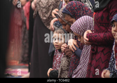 Gaza, Palästina. 05 Juni, 2019. Die Palästinenser führen Sie das Morgengebet der Eid al-Fitr, Urlaub, der zum Ende des muslimischen Fastenmonats Ramadan markiert, im nördlichen Gazastreifen. Credit: Ramez Habboub/Pacific Press/Alamy leben Nachrichten Stockfoto