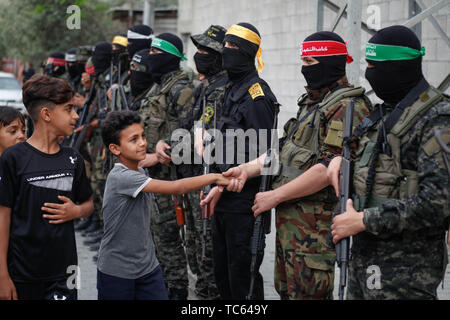 Gaza, Palästina. 05 Juni, 2019. Die Palästinenser führen Sie das Morgengebet der Eid al-Fitr, Urlaub, der zum Ende des muslimischen Fastenmonats Ramadan markiert, im nördlichen Gazastreifen. Credit: Ramez Habboub/Pacific Press/Alamy leben Nachrichten Stockfoto