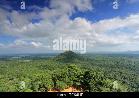 An der Spitze der Lion Rock Scenic Area in Sri Lanka, endlose grüne Pflanzen bedecken die Erde, und die natürliche Umwelt ist sehr schön. Stockfoto