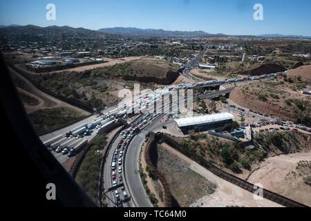 Luftbild der US-Grenzübergang bei die Stadt El Sasabe, Sonora, Mexiko von einem US-amerikanischen Zoll- und Grenzschutz UH-60 Blackhawk Hubschrauber 29. Mai 2019 über Sasabe, Arizona. Stockfoto