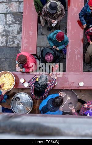 Jedes Jahr an der Laba Festival, die Bürgerinnen und Bürger in Nanjing zu den Pilu Tempel zum Trinken kommen Laba porridge kostenlos von den Mönchen freigegeben. Ich kam zu dem Pilu Tempel am frühen Morgen. Die Bürger der Pilu Tempel kommen Brei zu trinken haben sich lange Warteschlangen gesäumt. Es gibt mehr als 30 Zutaten für Laba porridge im Pilu Tempel, der sehr lecker ist. Es ist wirklich der Duft von 10.000 Laba porridge schwebend zwischen Himmel und Erde. Stockfoto