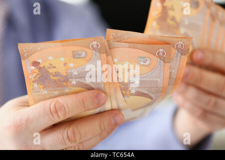 Man Hände halten Euro Einsparungen finanzieren Konzept Stockfoto