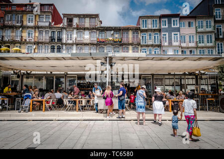 Touristen besuchen Restaurants an der berühmten Platz in Porto, Portugal. Stockfoto