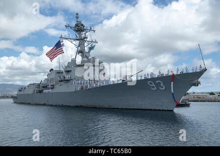 Us-Marine Seeleute der Arleigh-Burke-Klasse geführte Anti-raketen-Zerstörer USS Chung Hoon Mann die Schienen, wie das Schiff in homeport Joint Base Pearl Harbor-Hickam Mai 31, 2019 in Honolulu, Hawaii zieht. Stockfoto