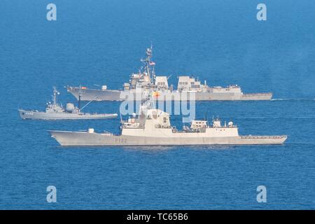 Us-Marine Seeleute der Arleigh-Burke-Klasse geführte Anti-raketen-Zerstörer USS Schwer, zurück, Segel, die sich in der Ausbildung neben der spanischen Marine Schiff Fregatte Almirante Juan de Borbón, Front, und der Deutschen Marine Schlepper DRL Fehmarn während einer NATO-Übung vom 30. Mai, 2019 in der Ostsee. Stockfoto