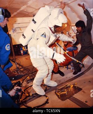 STS-3 Astronaut C Gordon Fullerton für Übungen an Bord der NASA-KC-135 Null geeignet - schwere Flugzeuge, Juli, 1981. Mit freundlicher Genehmigung der Nationalen Luft- und Raumfahrtbehörde (NASA). () Stockfoto