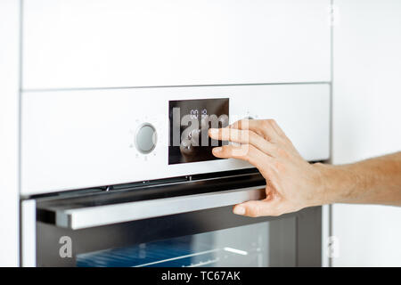Einrichten der E-Herd in der Küche zu Hause, Nahaufnahme Stockfoto