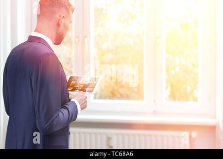 Home Staging Konzept - Startseite Hase mit einem Vorschaubild der renovierten Zimmer auf einen Tablet-PC. Stockfoto