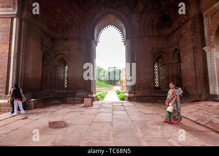 Alai Darwaza durch Alauddin Khalji Qutb Minar Qutb Komplex, Mehrauli Gegend von Delhi, Indien Stockfoto