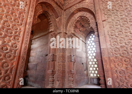 Alai Darwaza durch Alauddin Khalji Qutb Minar Qutb Komplex, Mehrauli Gegend von Delhi, Indien Stockfoto