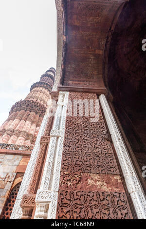 Alai Darwaza durch Alauddin Khalji Qutb Minar Qutb Komplex, Mehrauli Gegend von Delhi, Indien Stockfoto