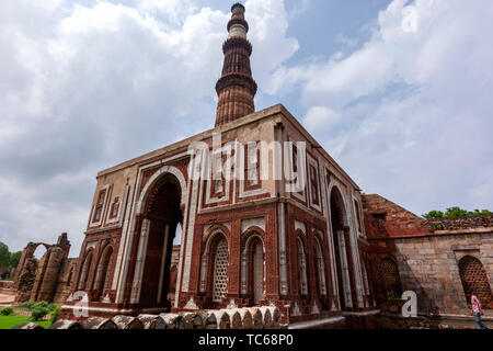 Alai Darwaza durch Alauddin Khalji Qutb Minar Qutb Komplex, Mehrauli Gegend von Delhi, Indien Stockfoto