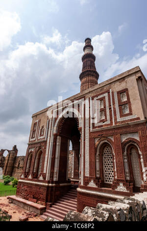 Alai Darwaza durch Alauddin Khalji Qutb Minar Qutb Komplex, Mehrauli Gegend von Delhi, Indien Stockfoto