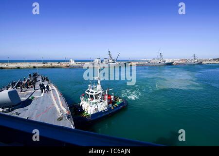 190604-N-QR 145-030 NAVAL STATION Rota, Spanien (Juni 4, 2019) - ein schubschiff hilft der Arleigh-Burke-Klasse geführte Anti-raketen-Zerstörer USS Ross (DDG71) Abflug Naval Station Rota, Spanien, 4. Juni 2019. Ross, Vorwärts - Rota, Spanien eingesetzt, ist auf seine achte Patrouille in den USA 6 Flotte Bereich der Maßnahmen zur Unterstützung der US-amerikanischen nationalen Sicherheitsinteressen in Europa und Afrika. (U.S. Marine Foto von Mass Communication Specialist 2. Klasse Krystina Coffey/Freigegeben) Stockfoto