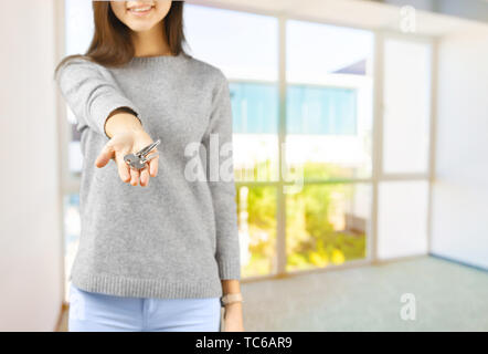 Junge Frau mit dem Schlüssel Stockfoto