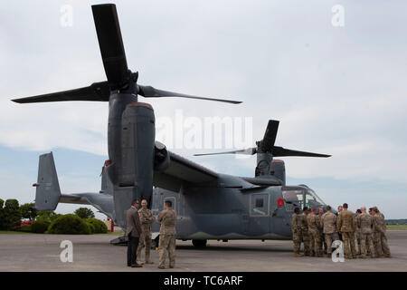 Usa handeln Verteidigungsminister Patrick M. Shanahan trifft sich mit Mitgliedern der 353 Special Operations Group, Abteilung 1, für eine CV-22B Osprey mission Kurze, Yokota Air Base, Japan, 4. Juni 2019. (DoD Foto von Lisa Ferdinando) Stockfoto