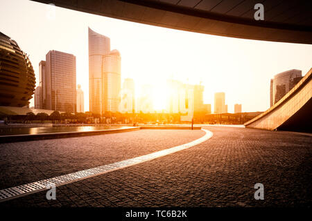 Stadtbild und die Skyline von Hangzhou aus leeren Straße Stockfoto