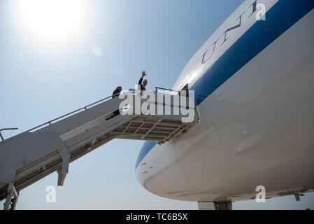 Amtierende Sekretär der Verteidigung Patrick M. Shanahan weicht OSAN FLUGHAFEN, Südkorea, 3. Juni 2019. (DoD Foto von Lisa Ferdinando) Stockfoto