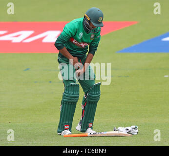 LONDON, ENGLAND. 05. JUNI 2019: Mahmudullah von Bangladesch ordnet seinen Kasten während der Bangladesh v Neuseeland, ICC Cricket World Cup match, am Kia Oval, London, England. Quelle: European Sports Fotografische Agentur/Alamy leben Nachrichten Stockfoto