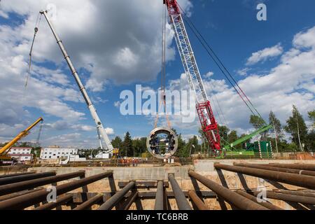 Moskau, Russland. 3. Juni 2018. Krane lift Komponenten der Tunnelbohrmaschine (TBM) in Moskau, die Hauptstadt von Russland, 3. Juni 2018. Seit August 2017, China Railway Construction Corporation (CRCC) hat eine 4,6-km-Abschnitt und drei Stationen auf der "Großen Circle Line" in Moskau, das bis Ende 2020 abgeschlossen sein wird. Im Februar dieses Jahres CRCC gewann eine weitere U-Bahn Bau und wird voraussichtlich zu Tunnelbau im Dezember 2019 starten. Credit: Bai Xueqi/Xinhua/Alamy leben Nachrichten Stockfoto