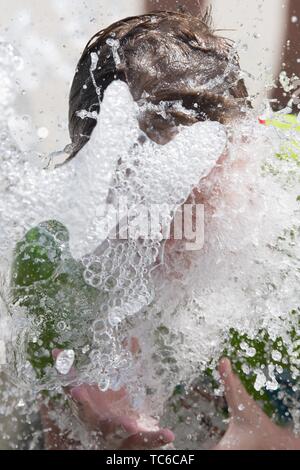 05. Juni 2019, Sachsen, Görlitz: ein Junge kühlt das Wasser eines gut. Foto: Sebastian Kahnert/dpa-Zentralbild/dpa Stockfoto