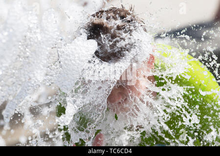 05. Juni 2019, Sachsen, Görlitz: ein Junge kühlt das Wasser eines gut. Foto: Sebastian Kahnert/dpa-Zentralbild/dpa Stockfoto