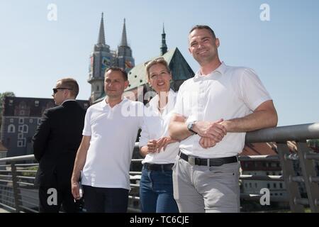 05. Juni 2019, Sachsen, Görlitz: Tino Chrupalla (2. von links), AfD Mitglied des Bundestages, Alice Weidel, Führer der AfD-Fraktion im Bundestag, und Sebastian Wippel (r), die AfD Mitglied des Landtages und Bürgermeister Kandidat für Görlitz, stehen am Rande einer Wahlkampagne auf die Altstadt Brücke vor der Kirche St. Peter in Görlitz bei einer Stadtrundfahrt. Am 16. Juni 2019, die zweite Runde der Bürgermeisterwahl findet in der Neiße Stadt nehmen. Foto: Sebastian Kahnert/dpa-Zentralbild/dpa Stockfoto