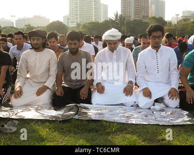 Manila, Philippinen. 20 Feb, 2012. Muslime durchführen, ebenso wie das Eid al-Adha Gebet vor quirino Tribüne in Manila. Eid-ul-Fitr ist ein Fest zum Ende des Ramadan, ein Monat - lange Zeit des Fastens von Sonnenaufgang bis Sonnenuntergang Vergebung der Sünden zu suchen, Erhöhung der Selbstbeherrschung und der Übung der Nächstenliebe. Dieses Fest ist das Fest der Fastenbrechen. Credit: Josefiel Rivera/SOPA Images/ZUMA Draht/Alamy leben Nachrichten Stockfoto