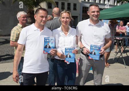 05. Juni 2019, Sachsen, Görlitz: Die AfD Mitglied des Bundestages Tino Chrupalla (L-R), Alice Weidel, Führer der AfD-Fraktion im Bundestag, und Sebastian Wippel, AfD Mitglied des Bundestages und Bürgermeister Kandidat für Görlitz, wird ein Flyer mit der Aufschrift 'Wippel halten bleibt erste Wahl' während einer Wahlkampfveranstaltung. Am 16. Juni 2019, die zweite Runde der Bürgermeisterwahl findet in der Neiße Stadt nehmen. Foto: Sebastian Kahnert/dpa-Zentralbild/dpa Stockfoto