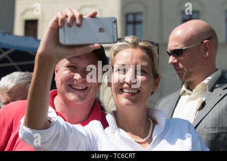 05. Juni 2019, Sachsen, Görlitz: Alice Weidel, Führer der AfD-Fraktion im Bundestag, macht eine selfie während einer Wahlkampfveranstaltung. Am 16. Juni 2019, die zweite Runde der Bürgermeisterwahl findet in der Neiße Stadt nehmen. Foto: Sebastian Kahnert/dpa-Zentralbild/dpa Stockfoto