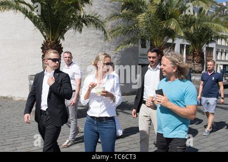 05. Juni 2019, Sachsen, Görlitz: Alice Weidel (M), Führer der AfD-Fraktion im Bundestag, hält einen Eisbecher im Wahlkampf. Am 16. Juni 2019, die zweite Runde der Bürgermeisterwahl findet in der Neiße Stadt nehmen. Foto: Sebastian Kahnert/dpa-Zentralbild/dpa Stockfoto