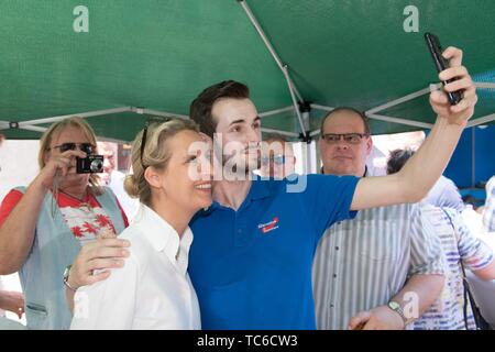 05. Juni 2019, Sachsen, Görlitz: Alice Weidel, Führer der AfD-Fraktion im Bundestag, posiert für ein Foto bei einer Wahlkampfveranstaltung. Am 16. Juni 2019, die zweite Runde der Bürgermeisterwahl findet in der Neiße Stadt nehmen. Foto: Sebastian Kahnert/dpa-Zentralbild/dpa Stockfoto