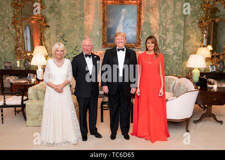 London, Großbritannien. 04 Juni, 2019. Us-Präsident Donald Trump, und die erste Dame Melania Trump pose mit Prinz Charles und die Herzogin von Cornwall im Rahmen einer Gala die Trümpfe an Winfield House Juni 4, 2019 in London, England gehostet werden. Credit: Planetpix/Alamy leben Nachrichten Stockfoto