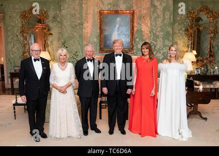 London, Großbritannien. 04 Juni, 2019. Us-Präsident Donald Trump, und die erste Dame Melania Trump pose mit Prinz Charles und die Herzogin von Cornwall im Rahmen einer Gala die Trümpfe an Winfield House Juni 4, 2019 in London, England gehostet werden. Us-Botschafter Woody Johnson, Links, und seine Frau, Suzanne Johnson, Recht, sind auch dargestellt. Credit: Planetpix/Alamy leben Nachrichten Stockfoto