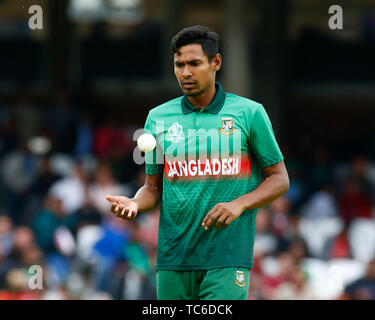 London, Großbritannien. 05 Juni, 2019. LONDON, England. Juni 05: Mustafizur Rahman von Bangladesch während der ICC Cricket World Cup zwischen Bangladesch und Neuseeland am Oval Stadium am 05. Juni 2019 in London, England. Credit: Aktion Foto Sport/Alamy leben Nachrichten Stockfoto