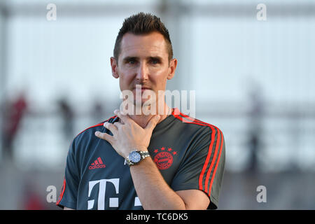 Miroslav KLOSE (Trainer), Geste, skeptisch, Einzelbild, Einzelbild, Porträt, Porträt, Porträt. Fußball U-17: Bundesliga 1.Spieltag. Bayern München (M) - 1. FC Koeln 0-1 auf 06/05/2019 FC Bayern Campus | Verwendung weltweit Stockfoto