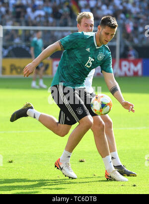 Duelle, Duell zwischen Niklas Suele (Deutschland) und Julian Brandt (Deutschland). GES/Fußball/Training Spiel und öffentliche Training der Deutschen Nationalmannschaft in Aachen, 05.06.2019 Fußball: Praxis und Training Spiel der Deutschen Nationalmannschaft in Aachen, Deutschland, 5. Juni 2019 | Verwendung weltweit Stockfoto