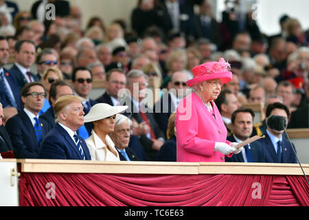 (190605) - Portsmouth (Großbritannien), 5. Juni 2019 (Xinhua) - Queen Elizabeth II (vorne) spricht während des D-Day Gedenkfeiern in Portsmouth, Großbritannien, am 5. Juni 2019. Der britische Premierminister Theresa May und 15 Führer der Welt trat die Königin Elizabeth II. in der englischen Marine Hafenstadt Portsmouth Mittwoch, den 75. Jahrestag des D-Day Landungen zu gedenken. (Xinhua) - UK - Stockfoto